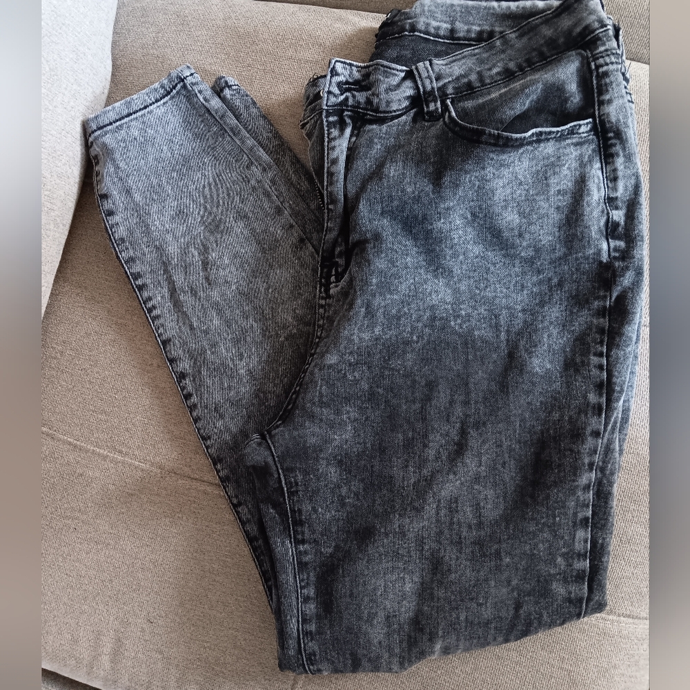 💛Fashion Nova Distressed Charcoal Denim Jeans